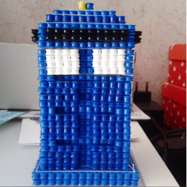 La TARDIS del Doctor Who in 3D con le perline da stirare Hama Beads Pyssla Fan su Instagram lloma_04.10