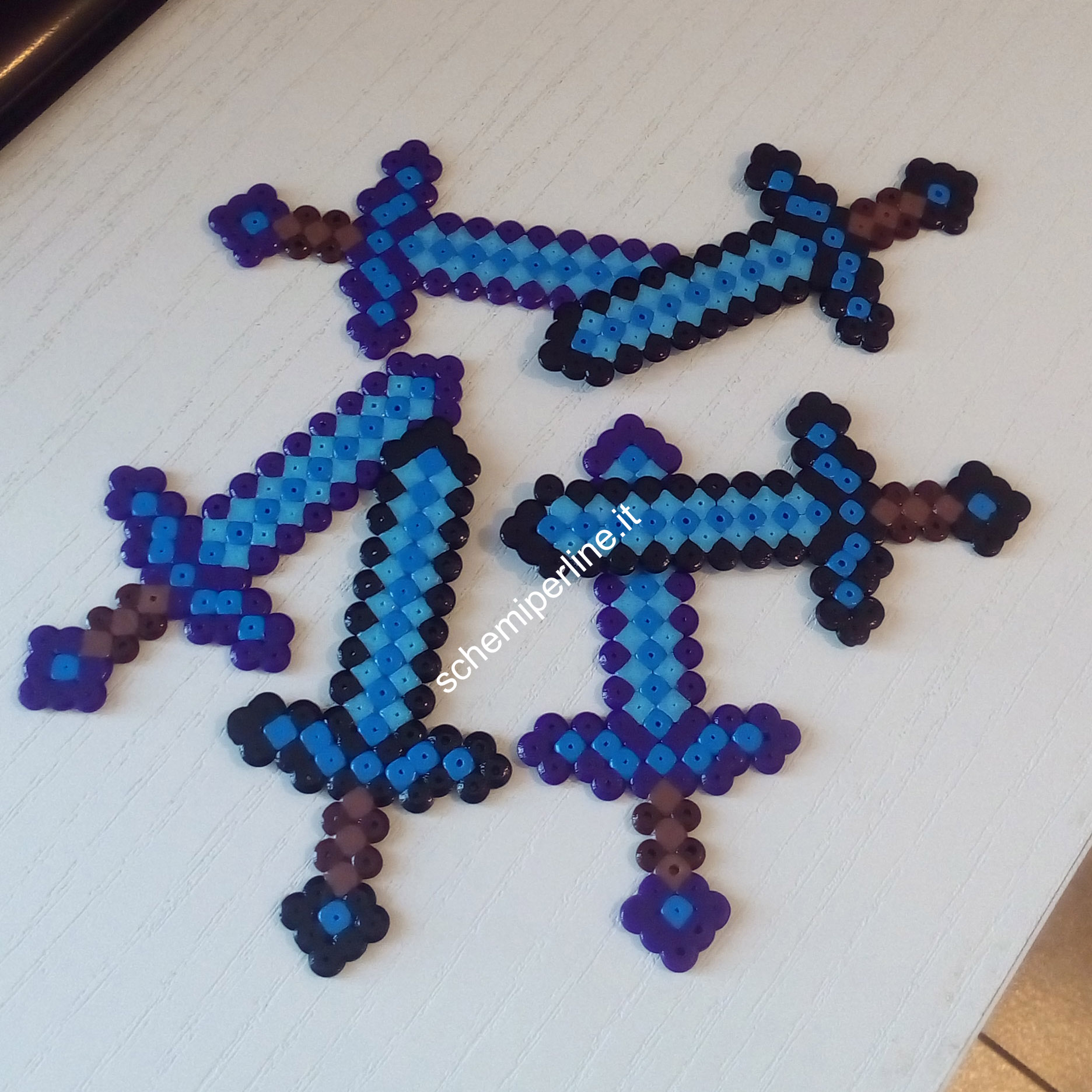 Le spade di diamante di Minecraft foto lavoro perline Pyssla Hama Beads